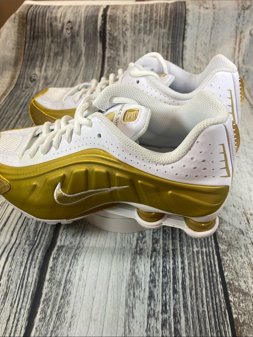 Nike Shox R4 White Metallic Gold Sneakers Youth 6Y Women’s 7.5